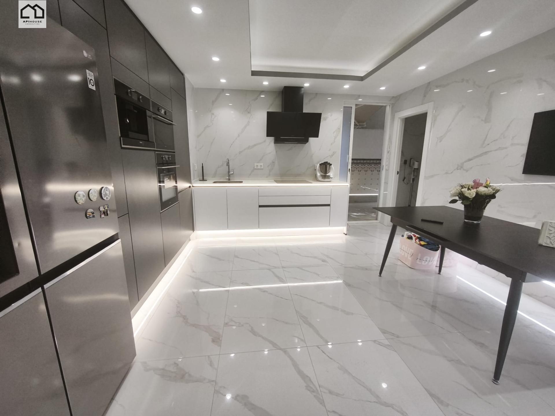 Küche von Wohnung zum Verkauf in Torrevieja mit Klimaanlage, Parkett und Möbliert