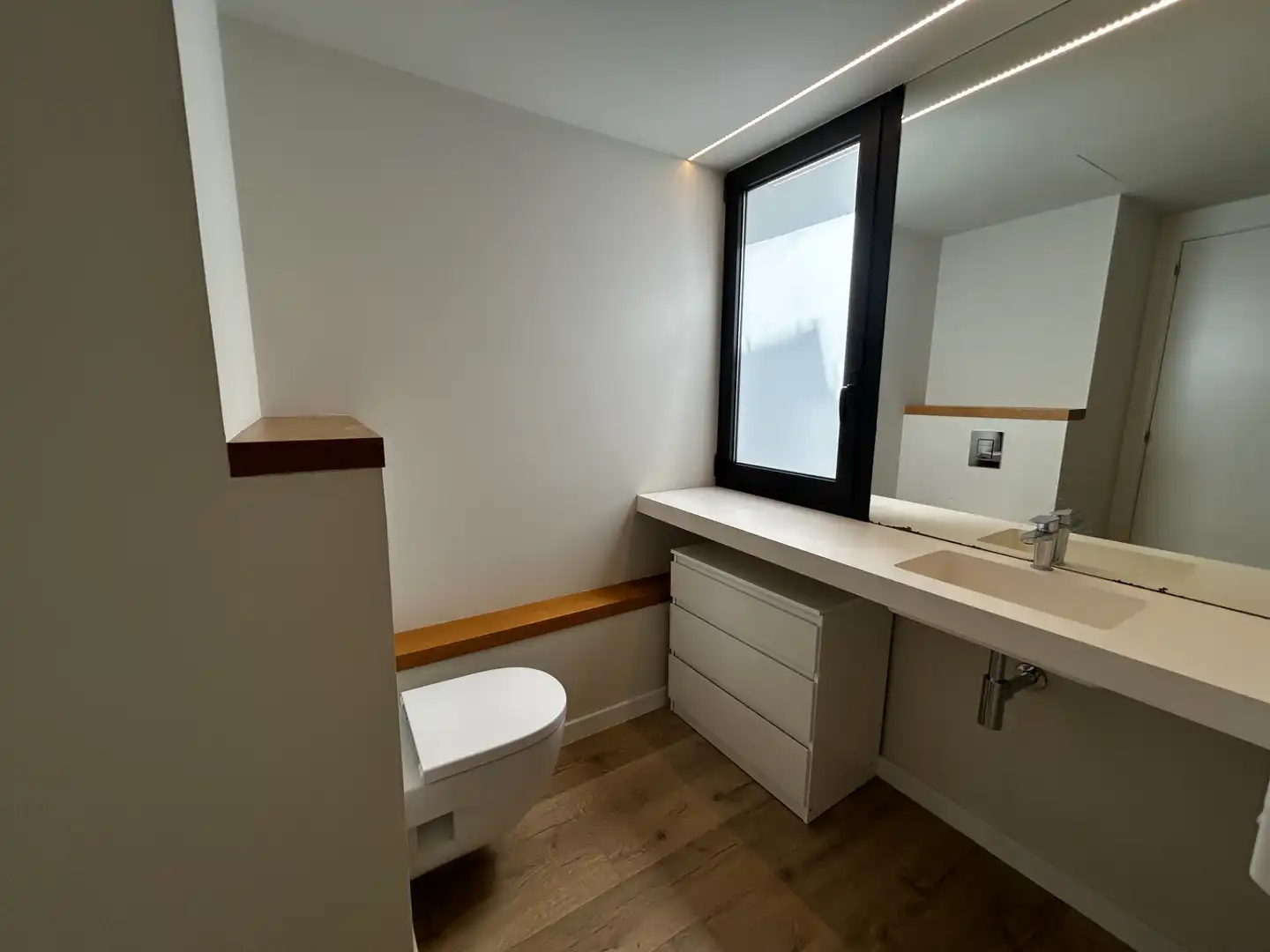 Bany de Pis de lloguer en Girona amb Aire condicionat, Calefacció i Parquet