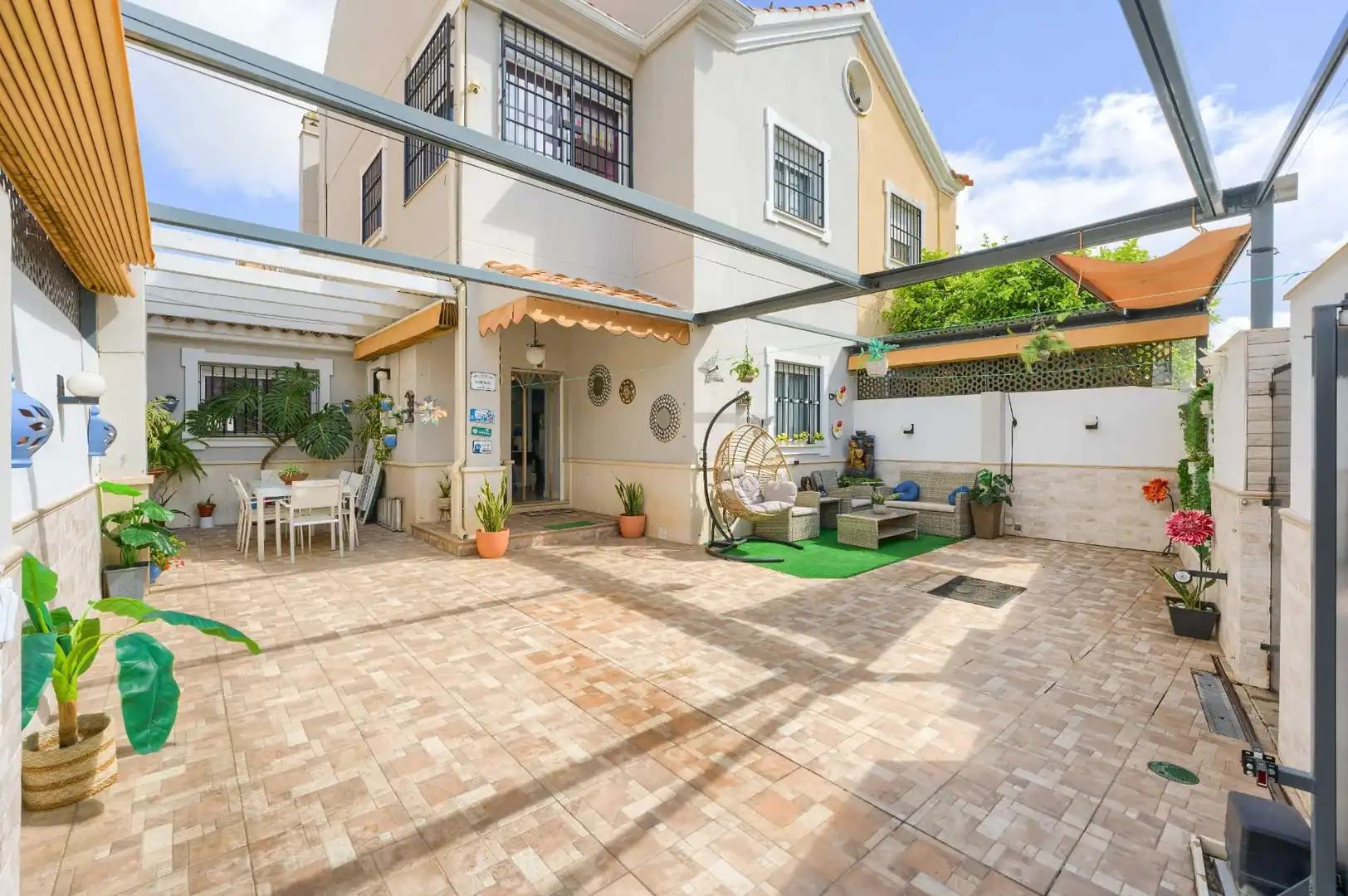 Terrasse von Einfamilien-Reihenhaus zum Verkauf in Espartinas mit Klimaanlage, Heizung und Parkett