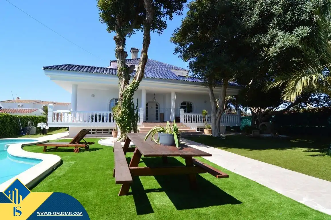 Chalet con jardín en venta en Zona Carrefour - Urbanizaciones