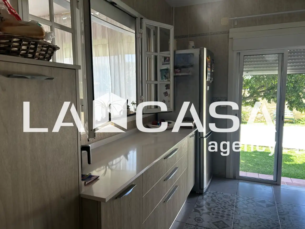 Cuina de Casa o xalet en venda en Alcalá de Guadaira amb Aire condicionat, Traster i Piscina
