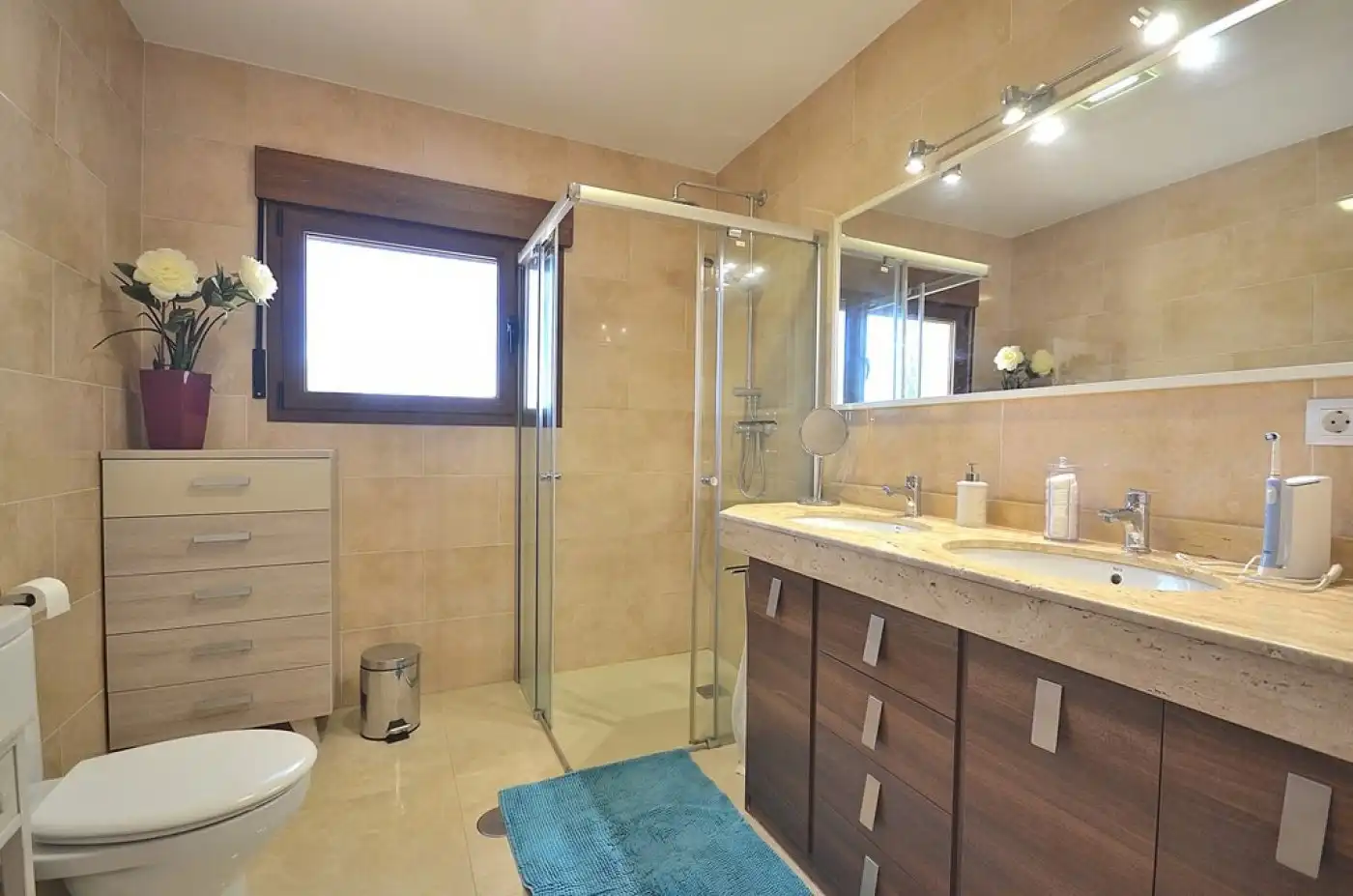 Baño de Casa o chalet de alquiler en Albacete con Calefacción, Jardín privado y Trastero