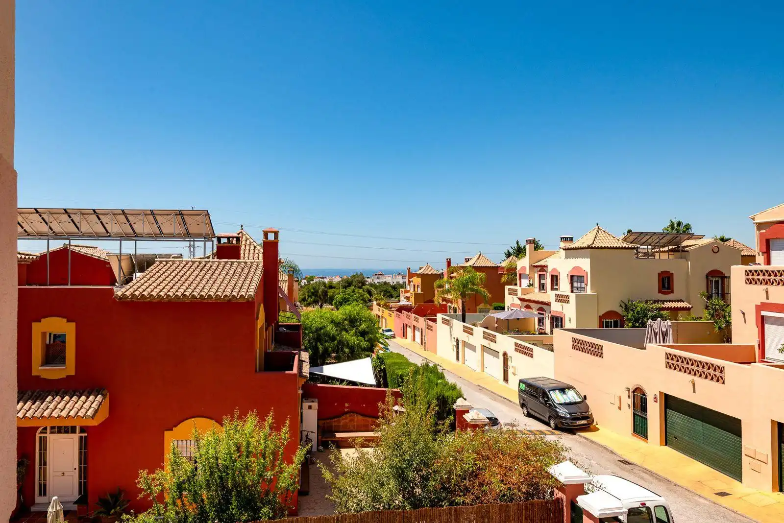 Vista exterior de Casa adosada en venta en Marbella con Aire acondicionado, Calefacción y Jardín privado