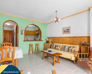 Sala d'estar de Apartament en venda en Torrevieja amb Calefacció, Jardí privat i Terrassa