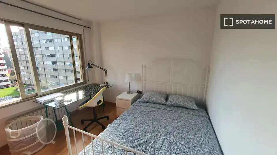 Bedroom of Flat for share in Barcelona  with Air Conditioner, Heating and Furnished