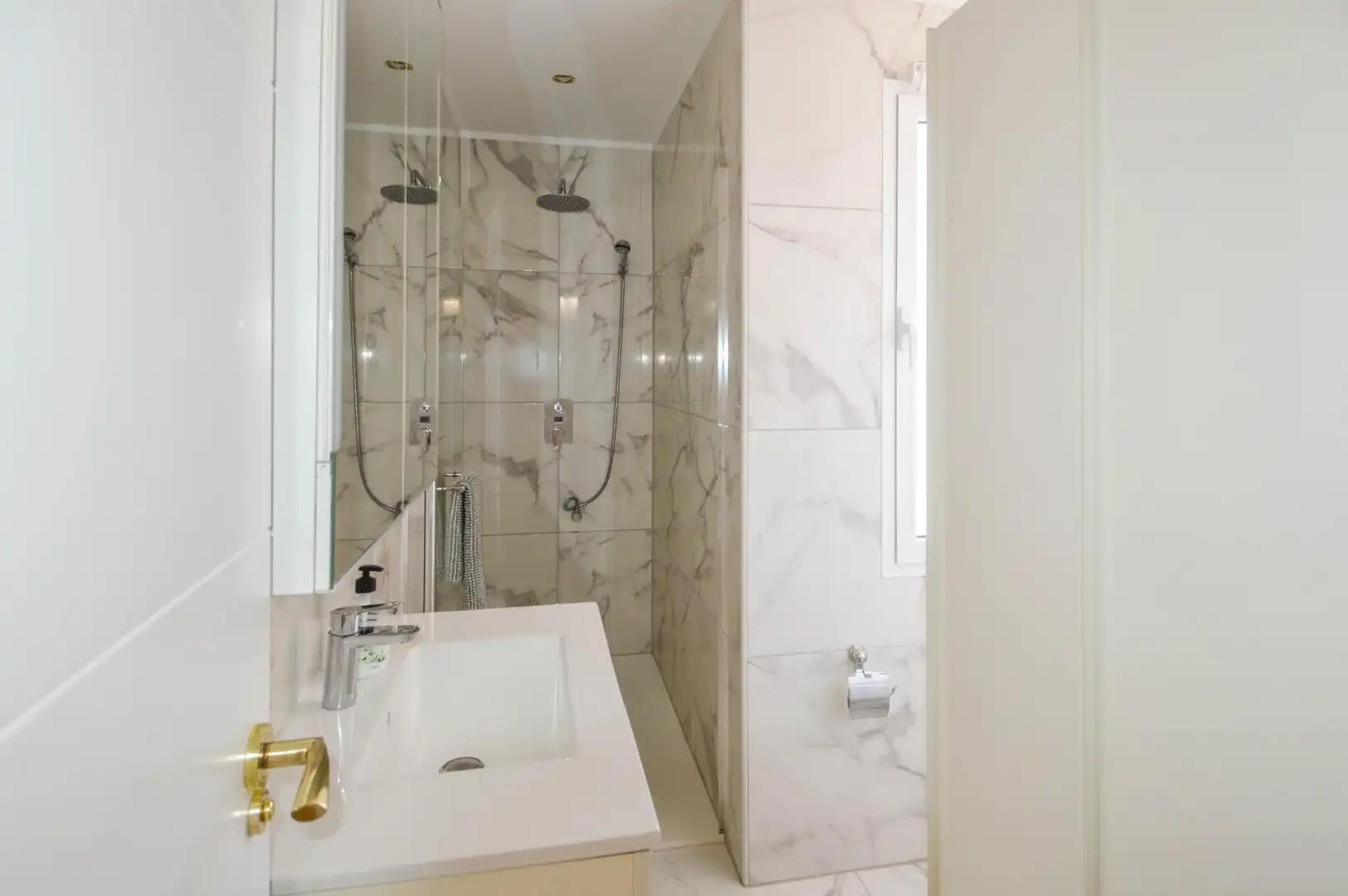 Badezimmer von Dachboden zum Verkauf in Mogán mit Klimaanlage, Terrasse und Balkon