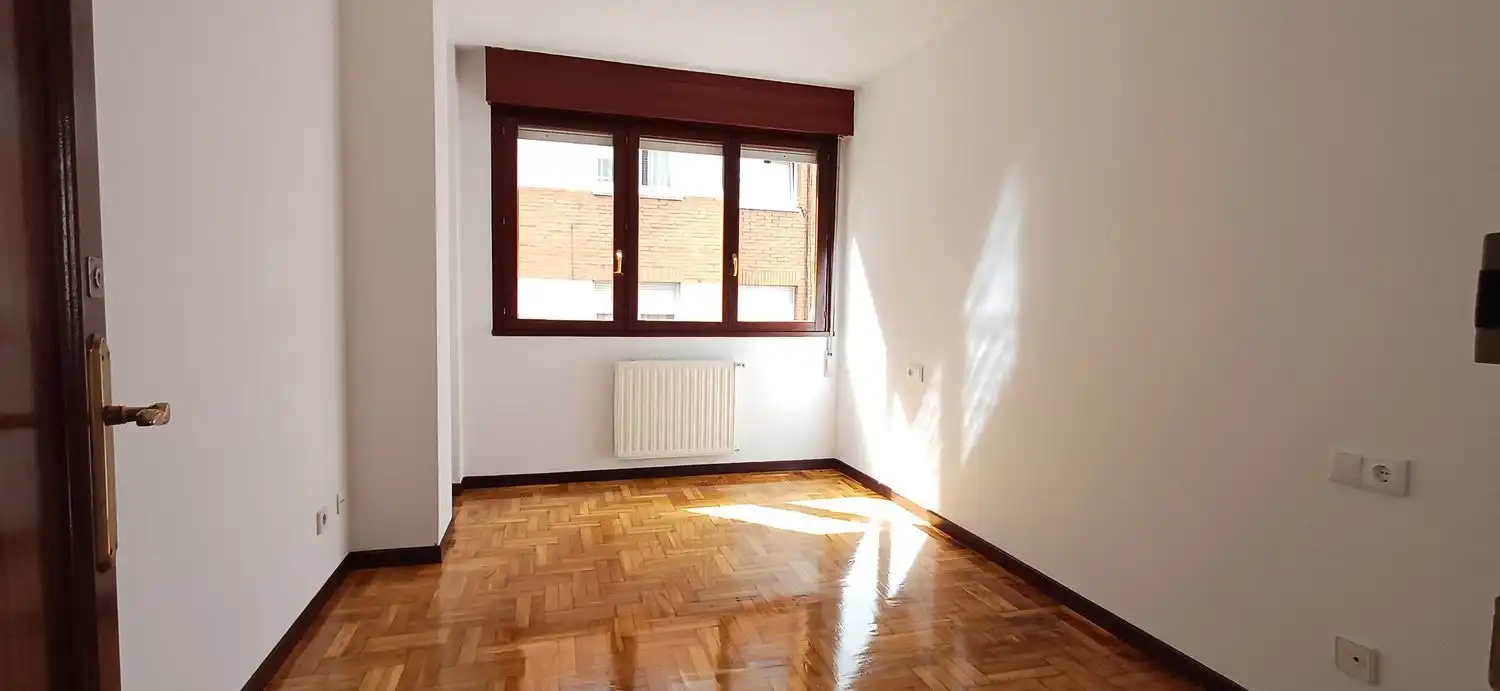 Schlafzimmer von Wohnung zur Miete in Gijón  mit Heizung, Abstellraum und Schwimmbad