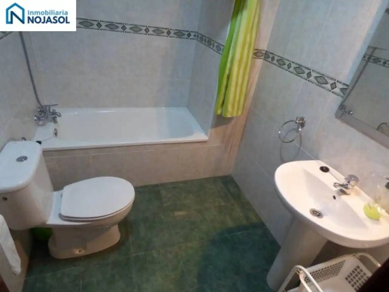 Badezimmer von Einfamilien-Reihenhaus zum Verkauf in Bareyo mit Heizung, Terrasse und Möbliert