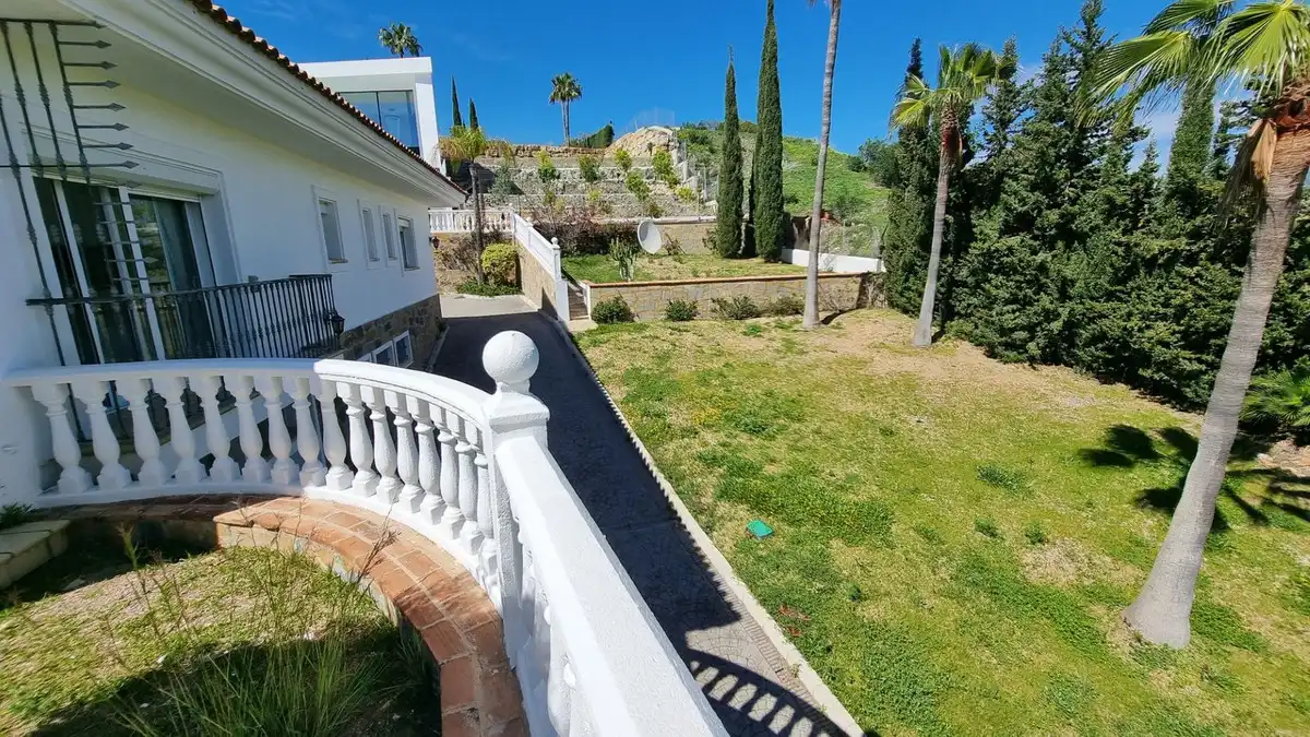 Vista exterior de Casa o xalet de lloguer en Benahavís amb Aire condicionat, Jardí privat i Terrassa