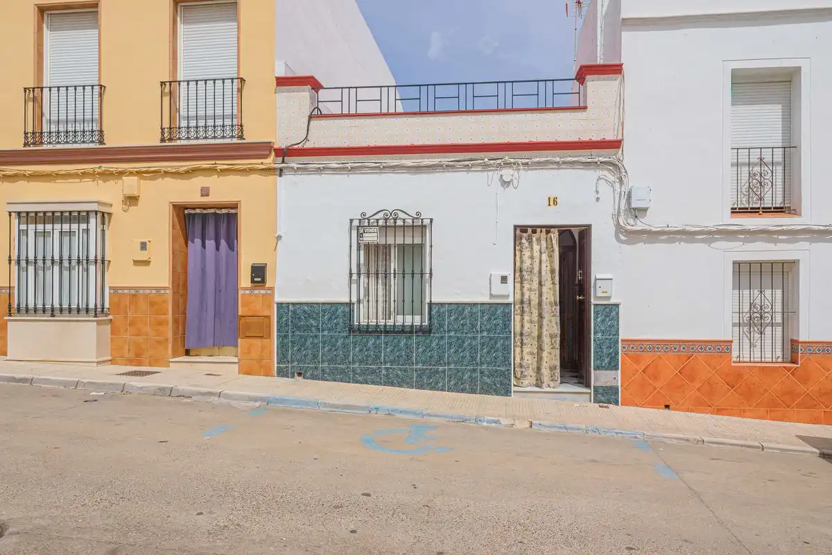 Vista exterior de Casa adosada en venda en El Coronil amb Aire condicionat, Calefacció i Terrassa