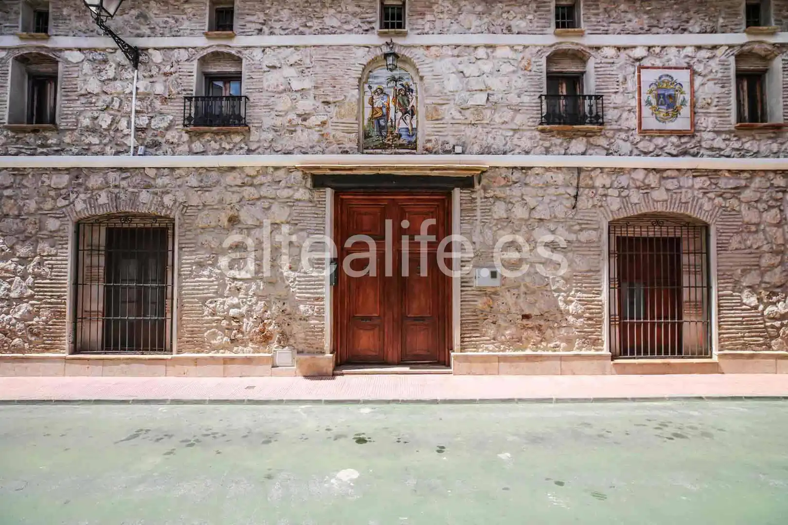 Außenansicht von Einfamilien-Reihenhaus zum Verkauf in Gandia mit Privatgarten, Terrasse und Abstellraum