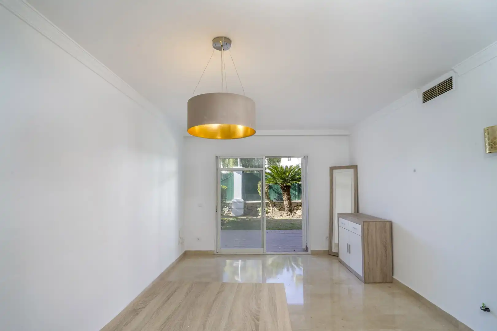 Planta baja en venta en Marbella con Jardín privado, Terraza y Piscina