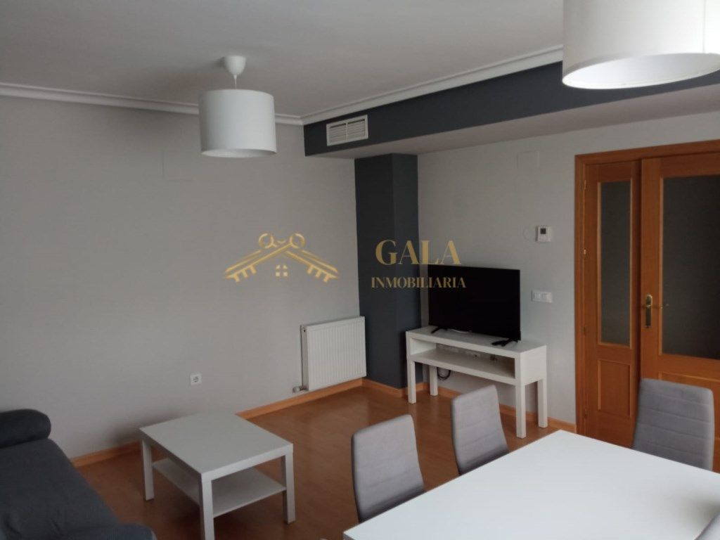 Sala d'estar de Casa adosada en venda en Cáceres Capital amb Aire condicionat, Terrassa i Moblat