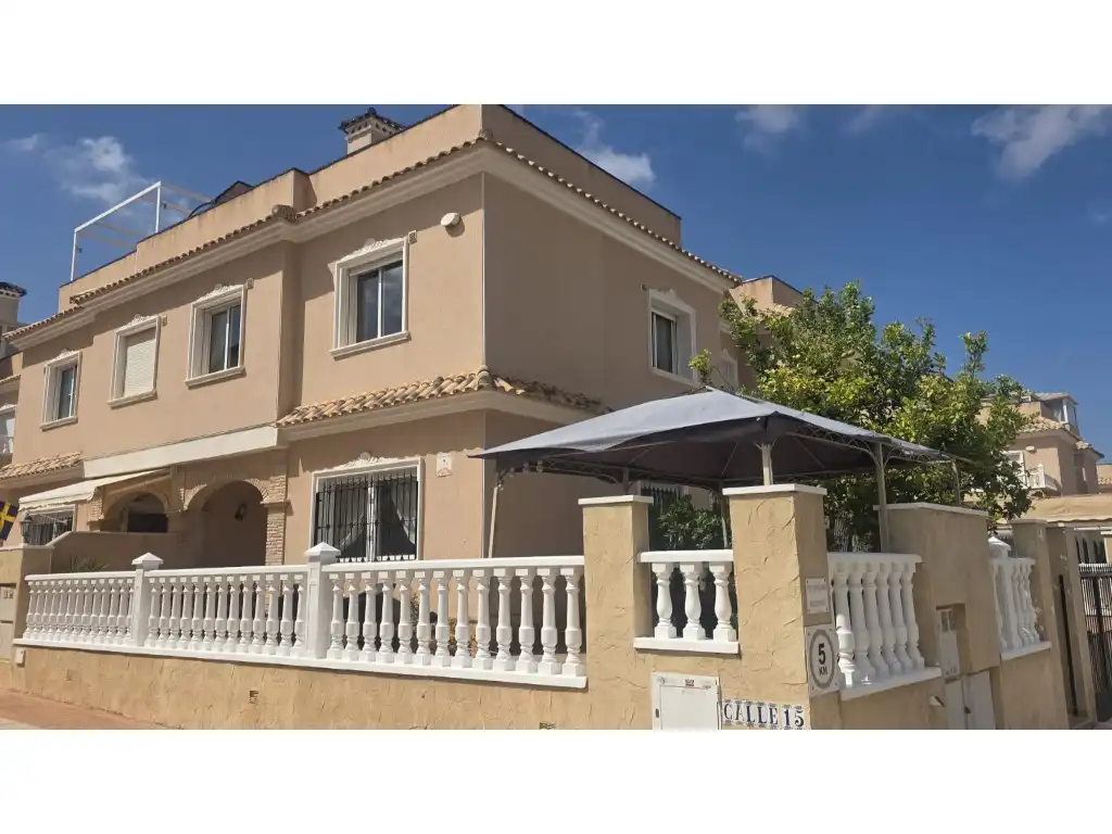 House with garden for sale in Calle Clavo