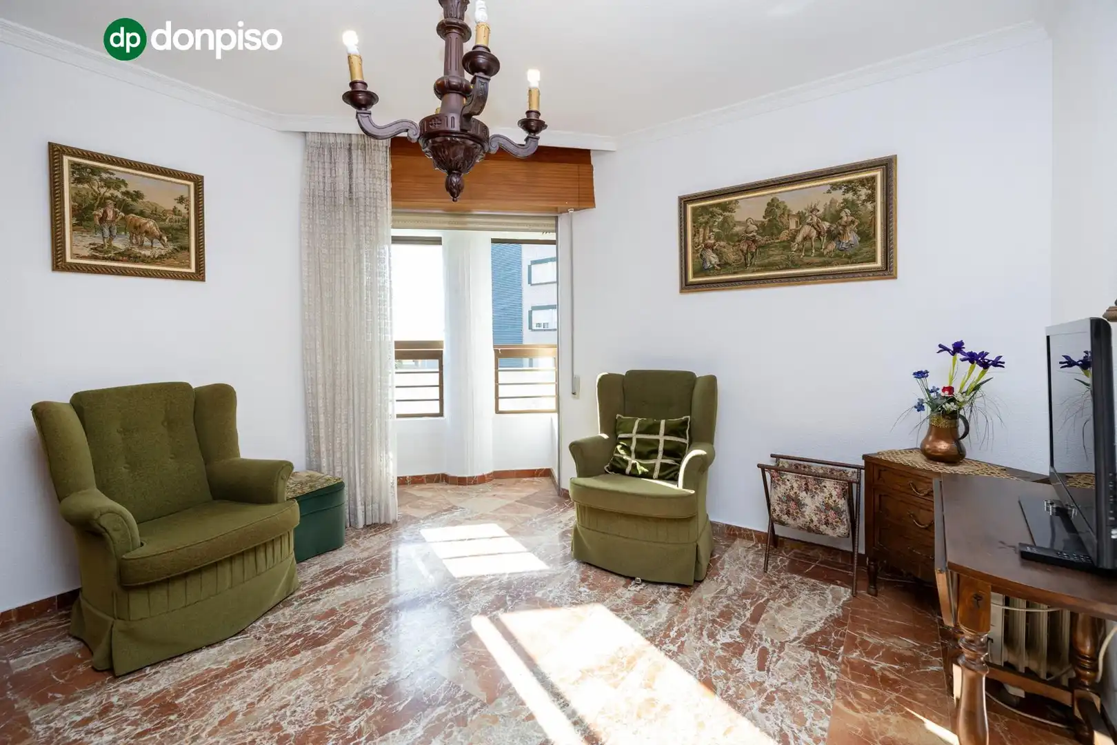 Sala d'estar de Pis en venda en Granada amb Terrassa, Traster i Balcó