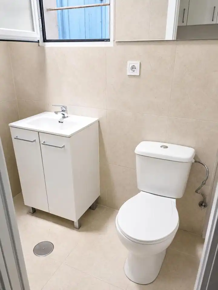 Badezimmer von Wohnung zur Miete in Madrid mit Klimaanlage