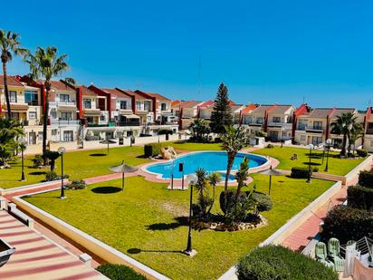 Vista exterior de Casa o xalet en venda en Guardamar del Segura amb Terrassa i Piscina