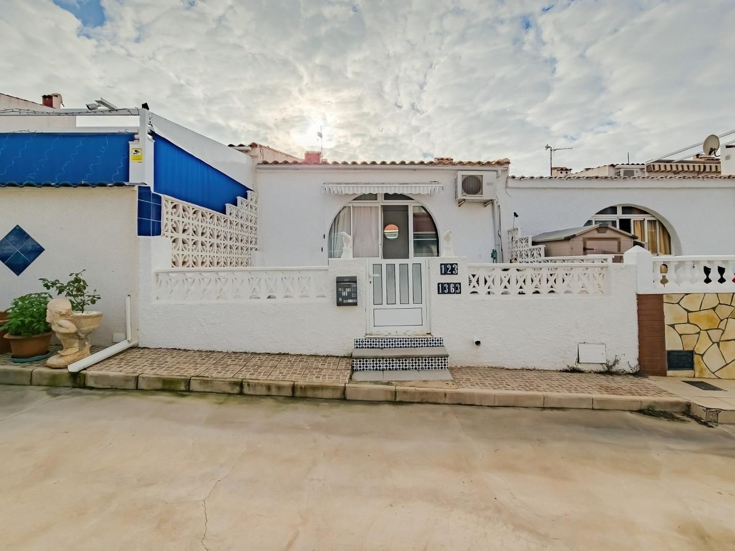 Exterior view of House or chalet for sale in Torrevieja  with Air Conditioner, Heating and Private garden
