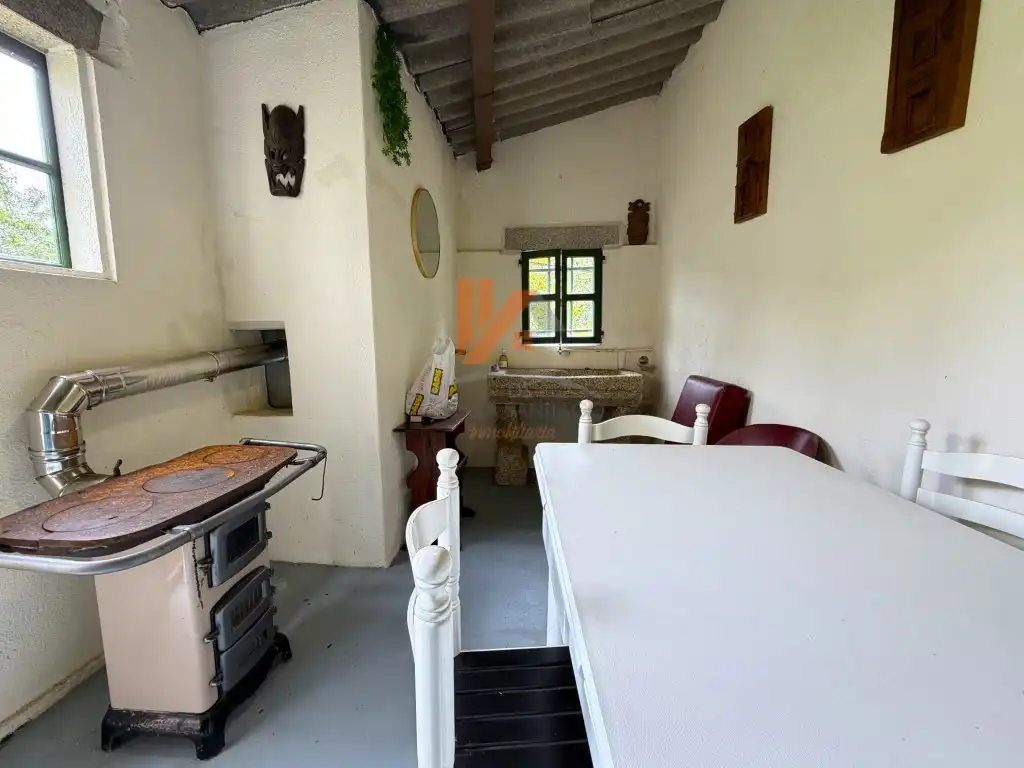Cuina de Casa o xalet en venda en Santiago de Compostela  amb Jardí privat, Moblat i Forn