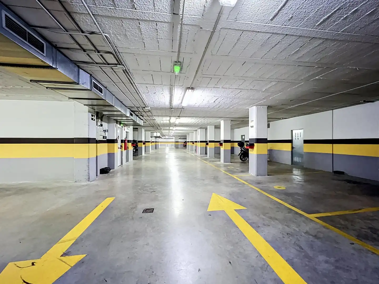 Parking de Piso en venta en Almería con Aire acondicionado, Calefacción y Terraza