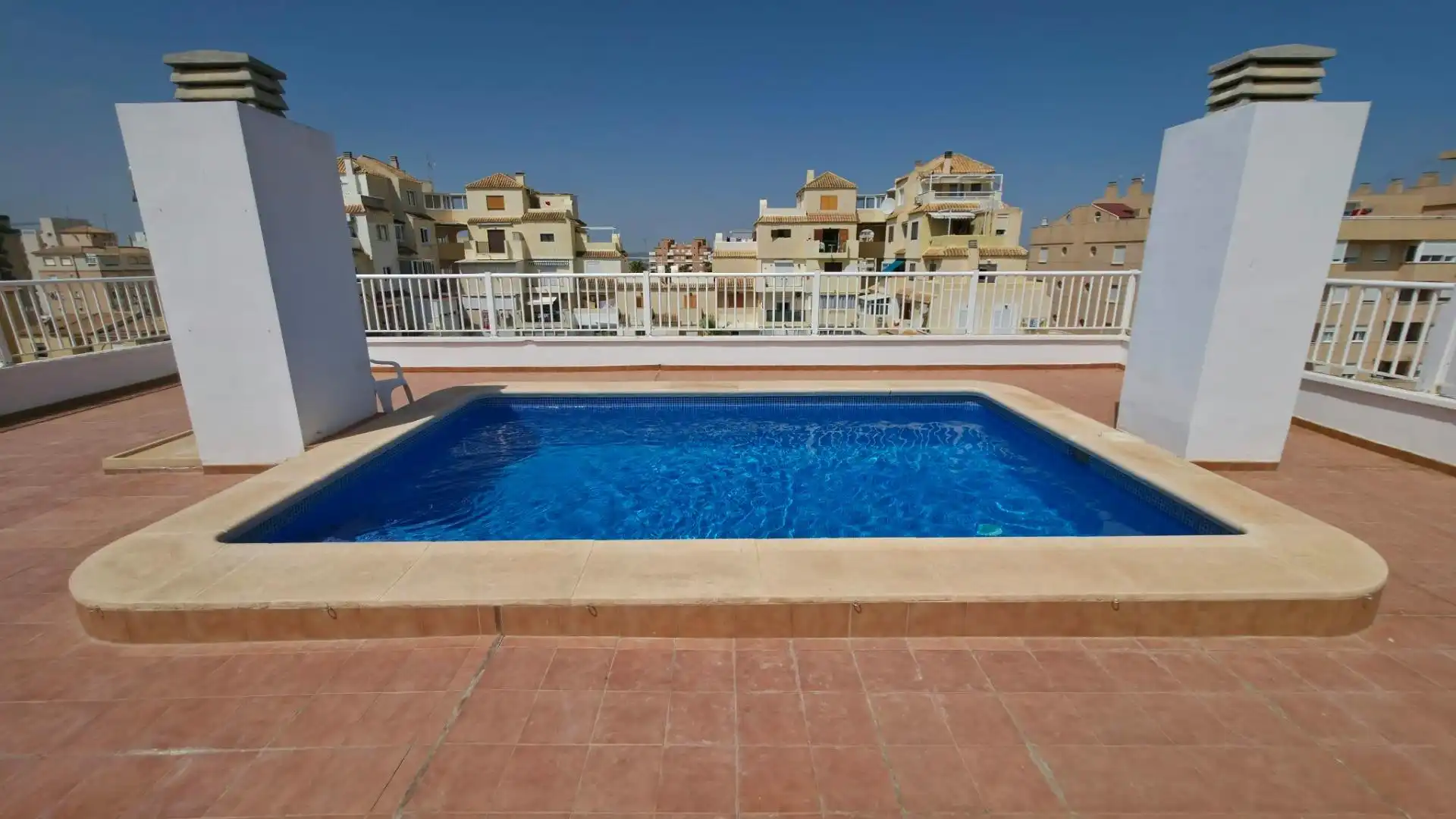 Schwimmbecken von Erdgeschoss zum Verkauf in Torrevieja mit Klimaanlage, Abstellraum und Schwimmbad