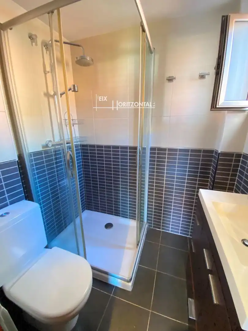 Bathroom of Attic for rent in Sabadell  with Air Conditioner, Heating and Terrace