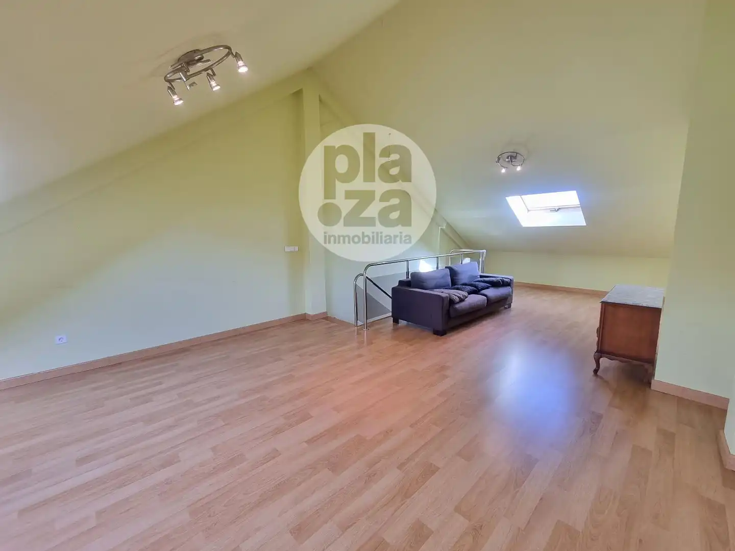 Casa adosada en venta en Burgos con Calefacción y Jardín privado