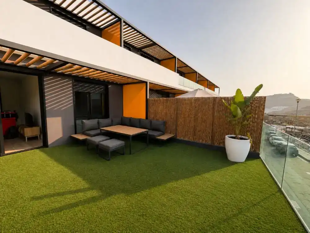 Terrasse von Wohnungen zur Miete in Mogán mit Klimaanlage, Privatgarten und Abstellraum