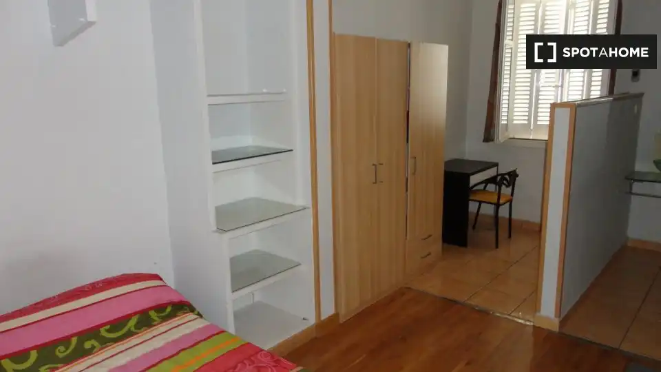 Dormitori de Pis de lloguer en Madrid amb Aire condicionat, Calefacció i Moblat