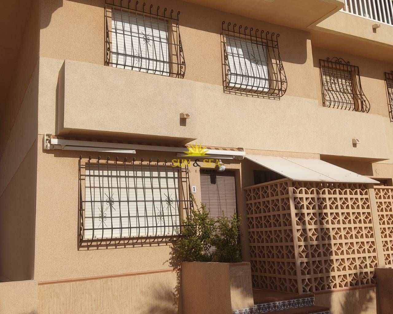 Vista exterior de Casa o xalet de lloguer en La Manga del Mar Menor amb Calefacció, Terrassa i Piscina
