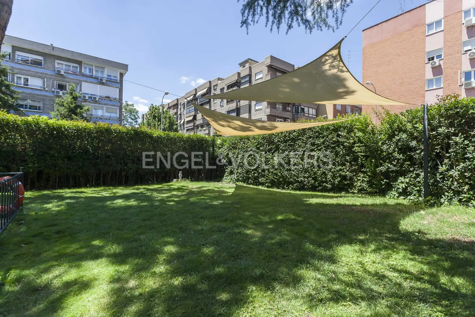 Vista exterior de Pis de lloguer en Madrid amb Aire condicionat, Calefacció i Jardí privat