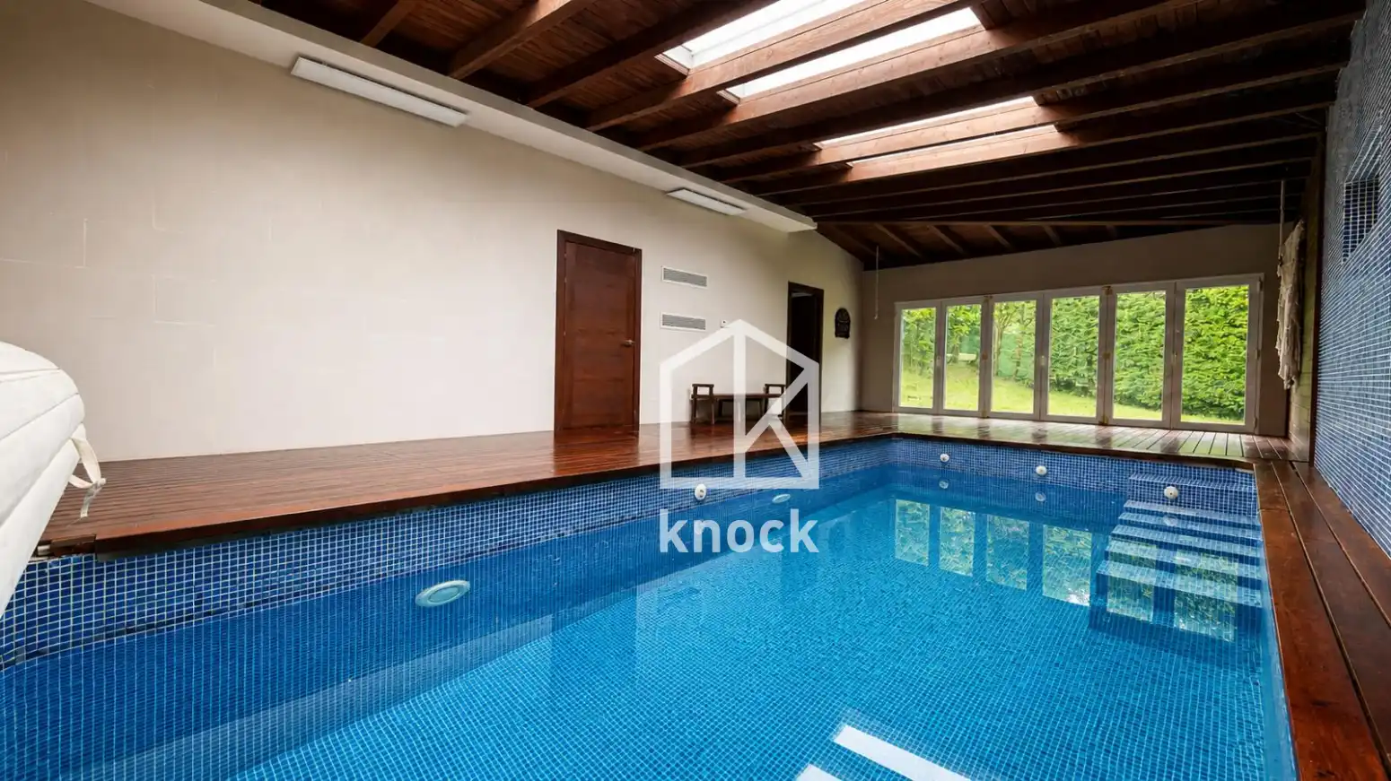 Piscina de Casa o xalet en venda en Oviedo  amb Calefacció, Parquet i Terrassa