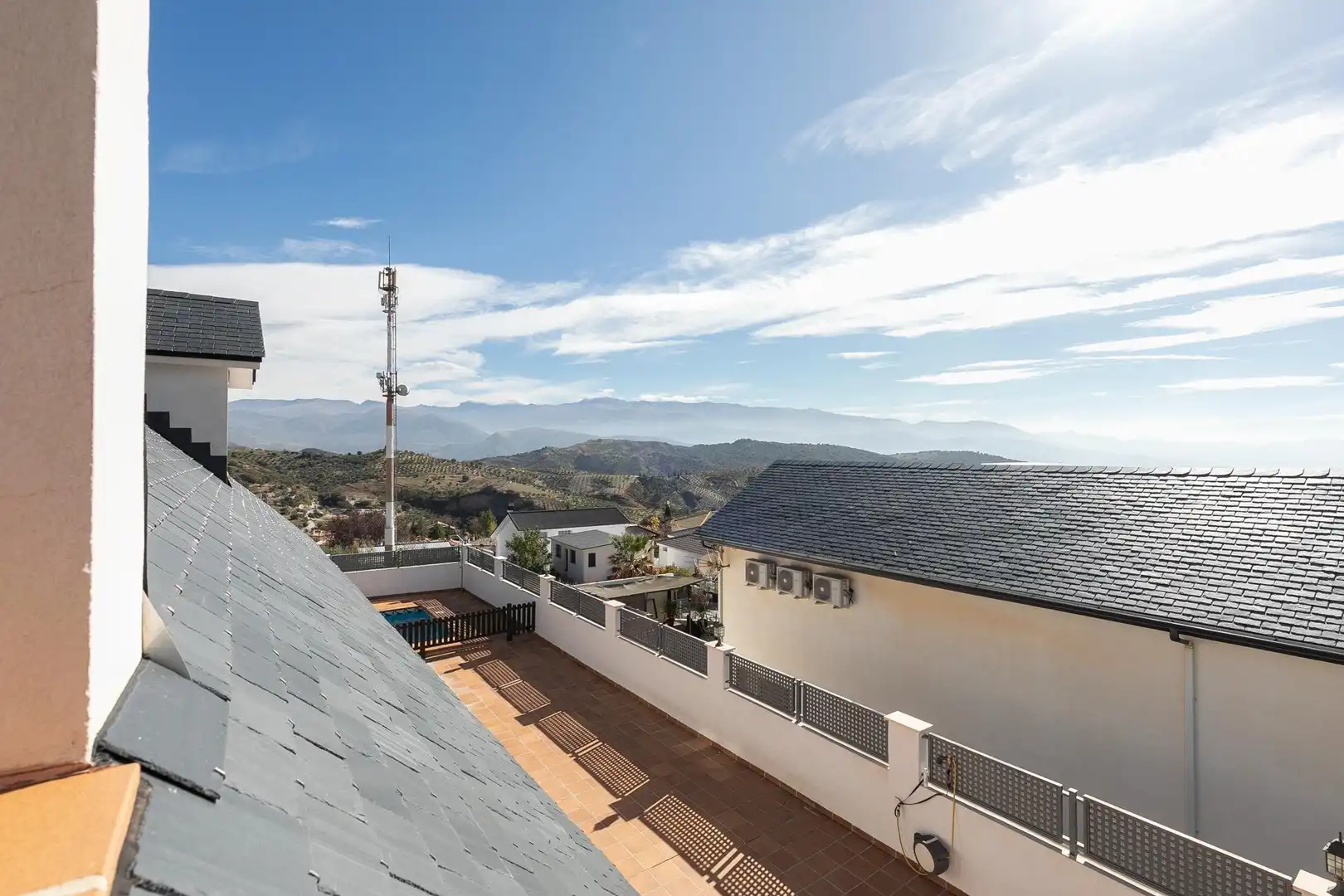 Vista exterior de Casa o xalet en venda en Huétor de Santillán amb Calefacció, Jardí privat i Piscina