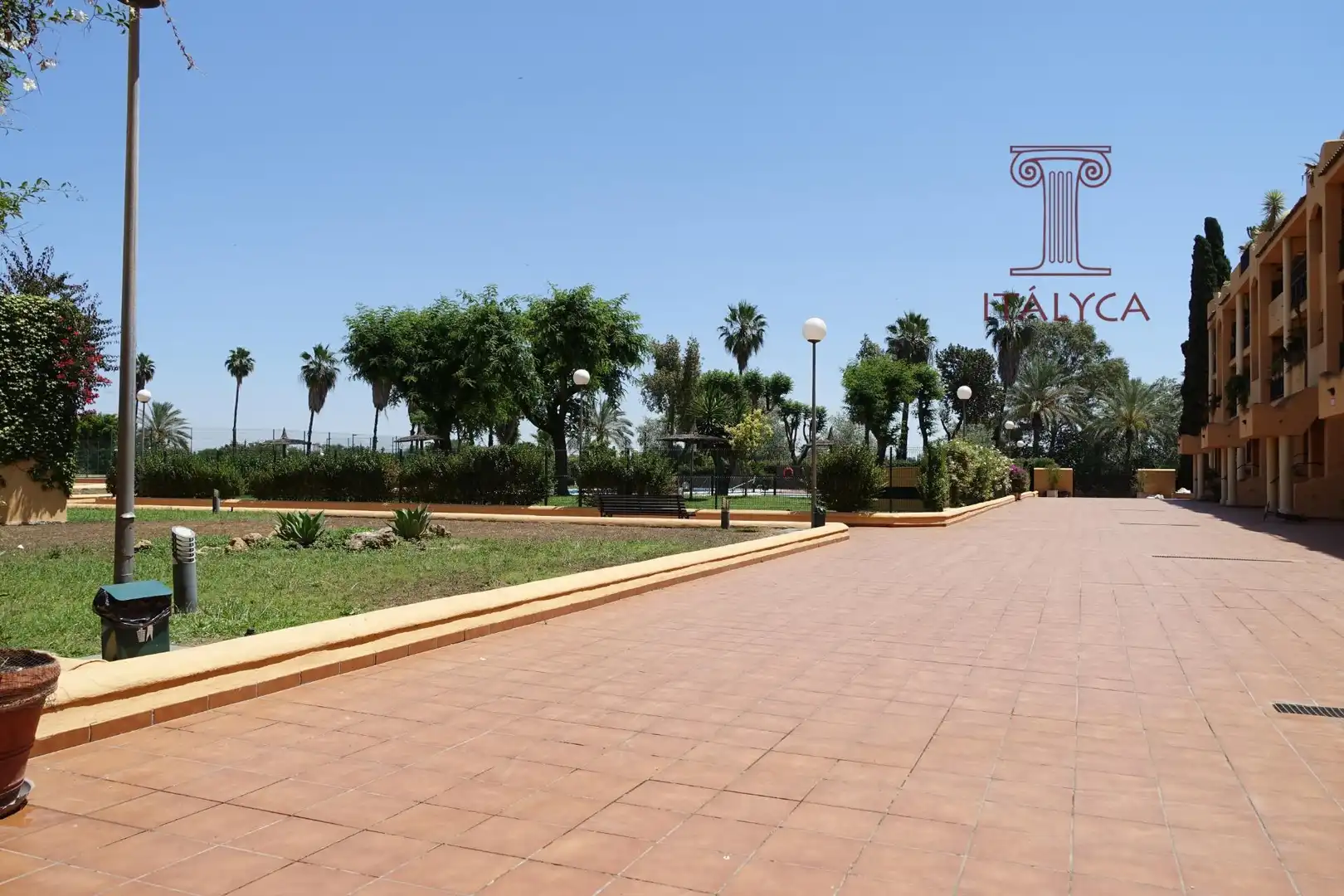 Terrasse von Einfamilien-Reihenhaus zum Verkauf in San Juan de Aznalfarache mit Klimaanlage, Heizung und Privatgarten