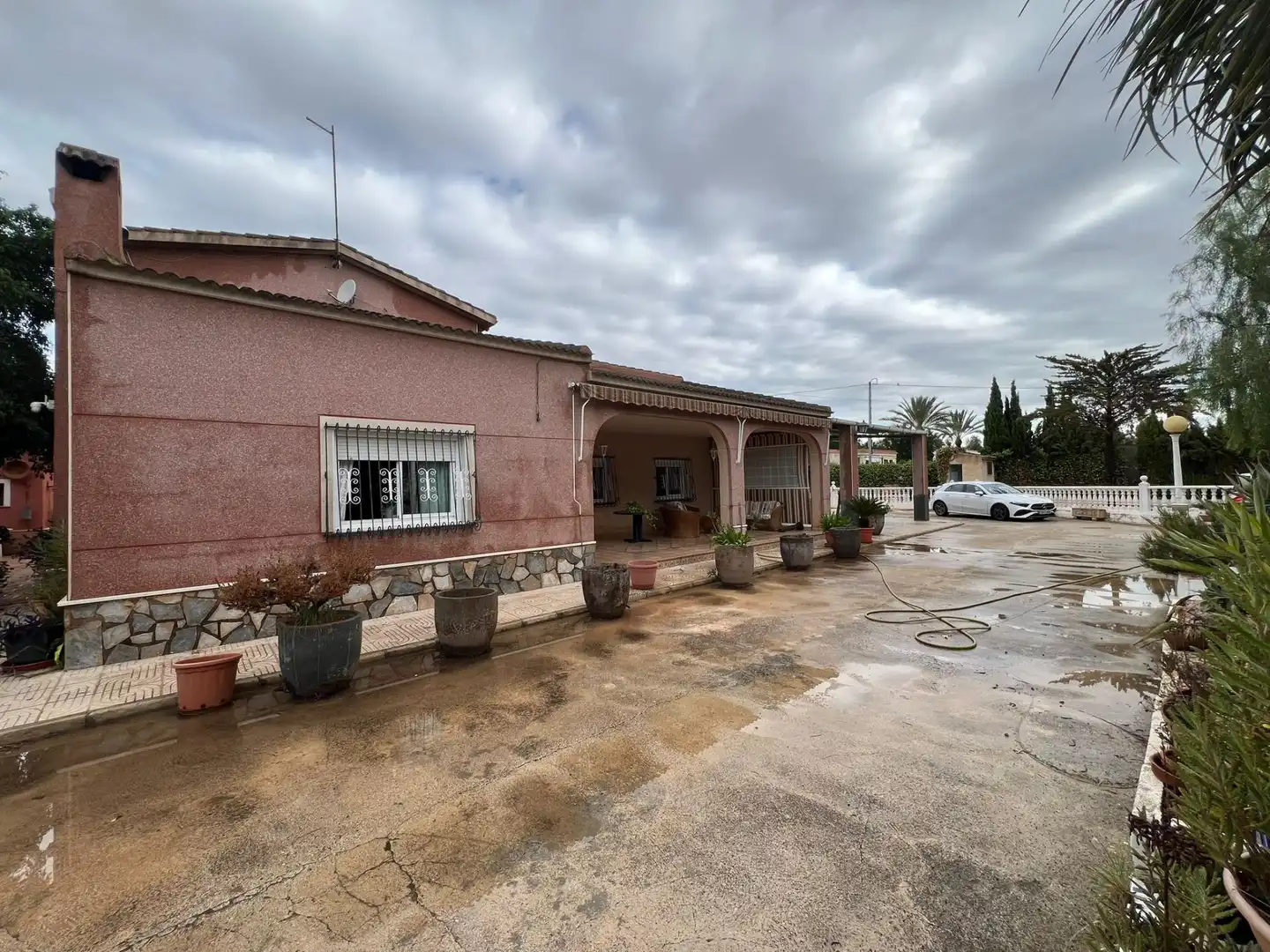 Vista exterior de Casa o xalet en venda en Elche / Elx amb Jardí privat, Terrassa i Piscina
