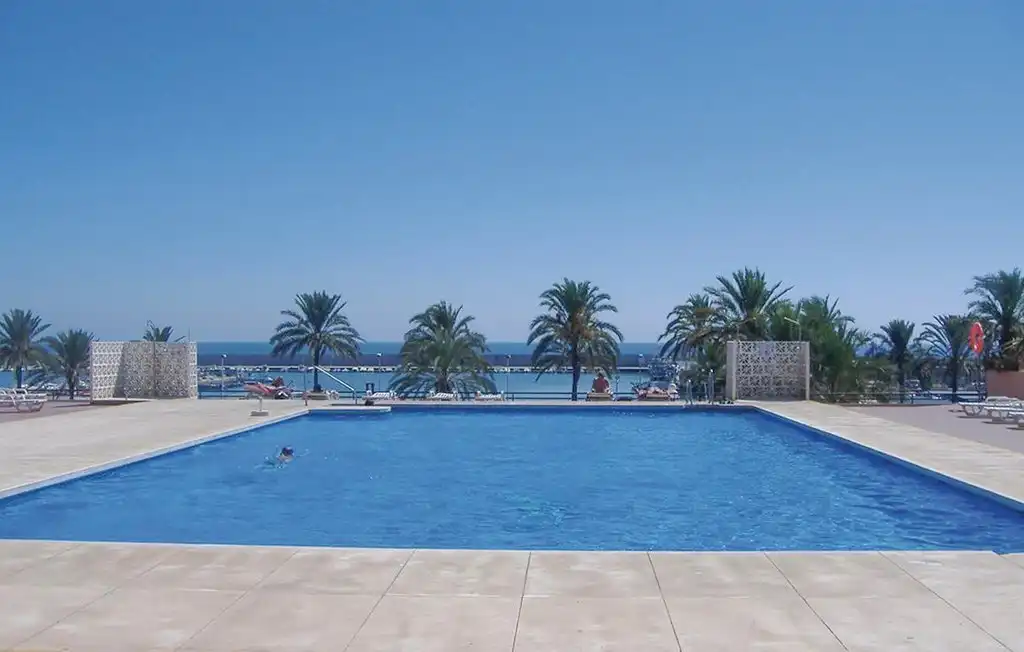 Apartamento con piscina en venta en Puerto Deportivo, imagen 2
