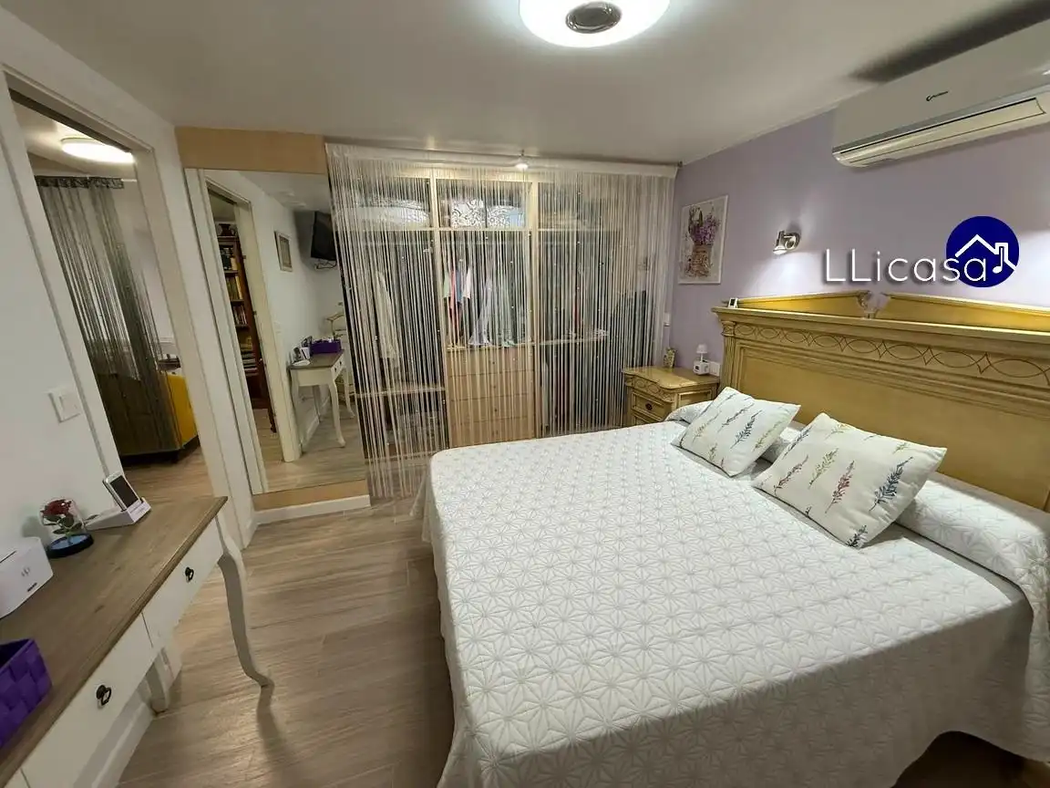 Habitación de Casa adosada en venta en La Pobla de Vallbona con Aire acondicionado, Jardín privado y Terraza