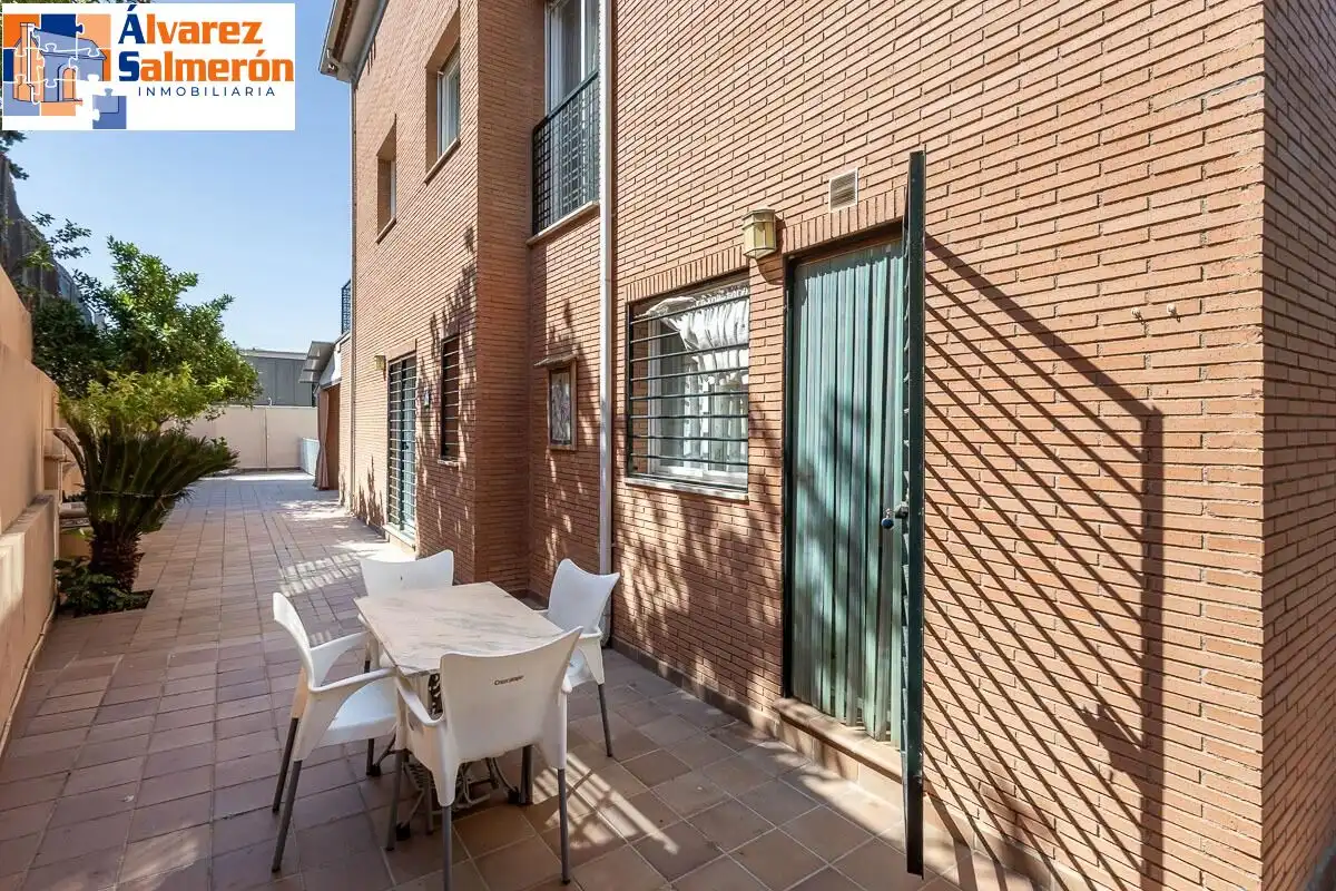 Vista exterior de Casa o chalet en venta en Huétor Vega con Terraza, Piscina y Balcón