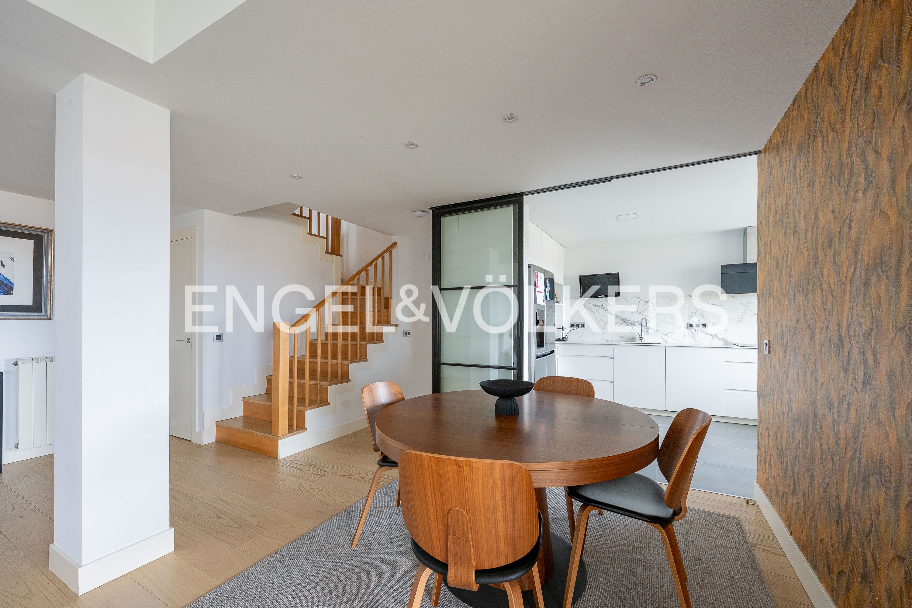 Menjador de Dúplex de lloguer en Pozuelo de Alarcón amb Aire condicionat, Calefacció i Jardí privat