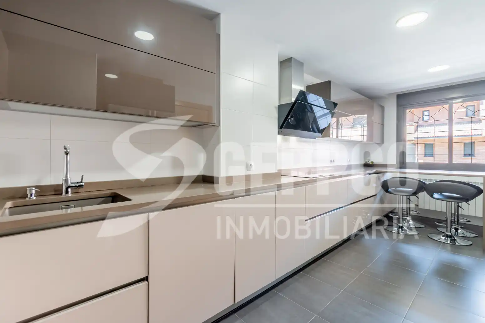 Cocina de Casa adosada en venta en Alcalá de Henares con Calefacción, Terraza y Piscina comunitaria