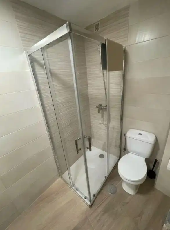 Bathroom of Flat for share in Granada  with Air Conditioner, Furnished and Balcony