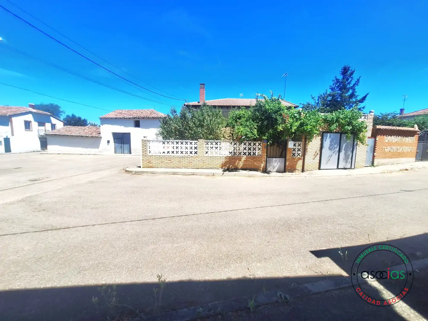 Vista exterior de Casa o xalet en venda en Villazanzo de Valderaduey amb Jardí privat, Terrassa i Moblat