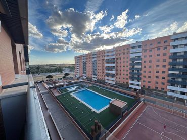 Pis amb piscina en venda a Entrenúcleos