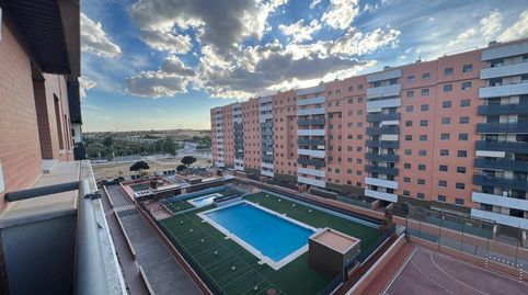 PISO VPO DE 3 DORMITORIOS CON TERRAZA Y PISCINA EN ENTRENUCLEOS.