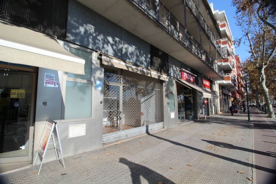 Exterior view of Premises to rent in Vilanova i la Geltrú  with Air Conditioner