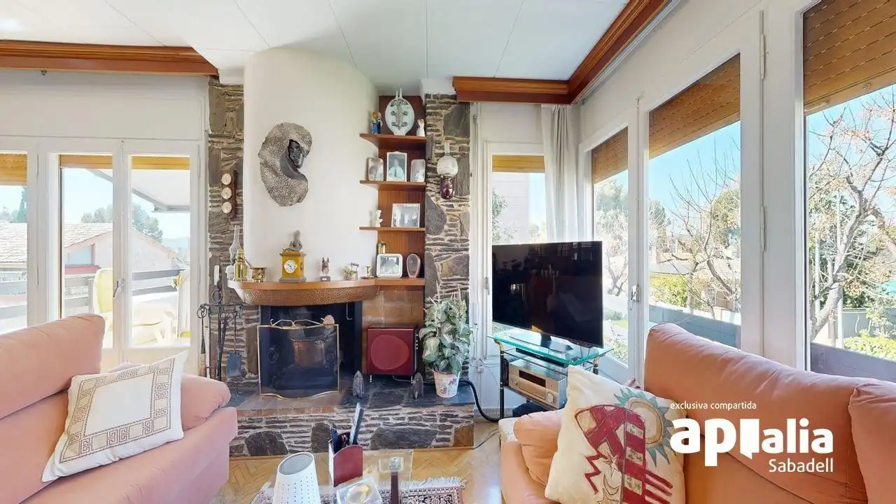 Sala d'estar de Casa o xalet en venda en Barberà del Vallès amb Aire condicionat, Calefacció i Jardí privat