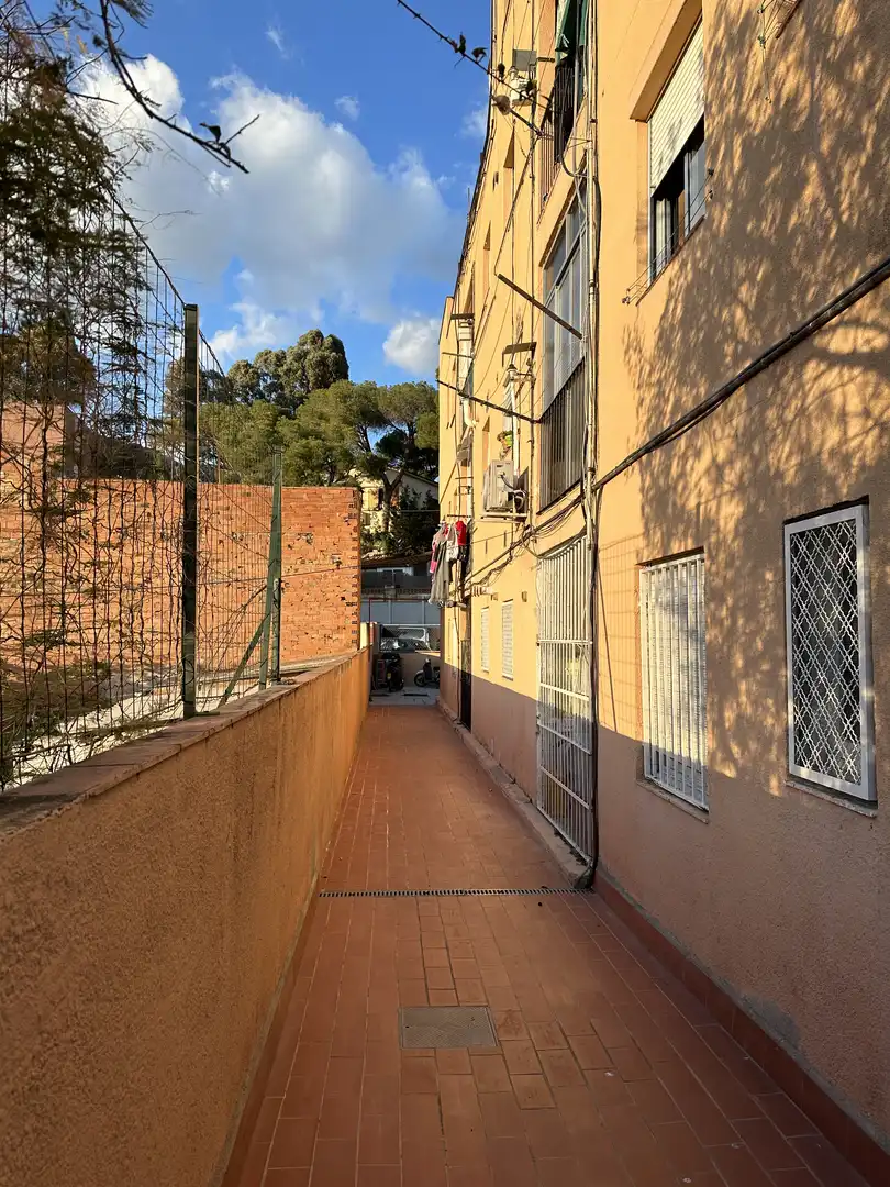 Exterior view of Flat for sale in Santa Coloma de Gramenet  with Terrace and Balcony