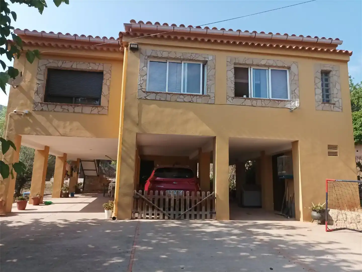 Vista exterior de Casa o xalet en venda en Borriol amb Aire condicionat, Piscina i Balcó