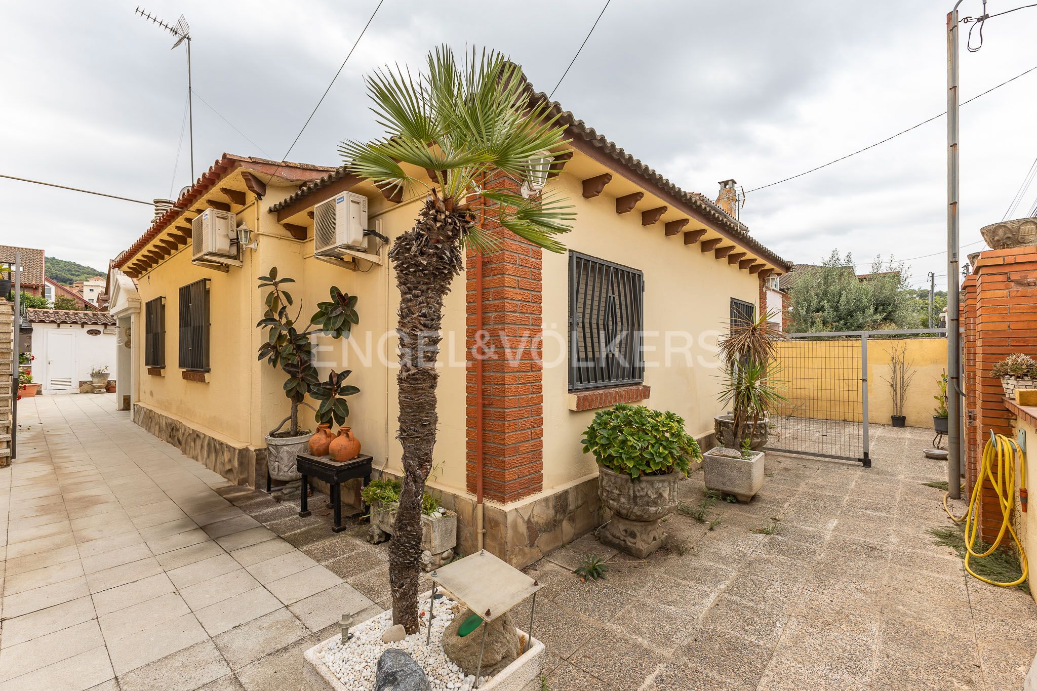 Exterior view of House or chalet for sale in Montcada i Reixac  with Air Conditioner, Heating and Private garden