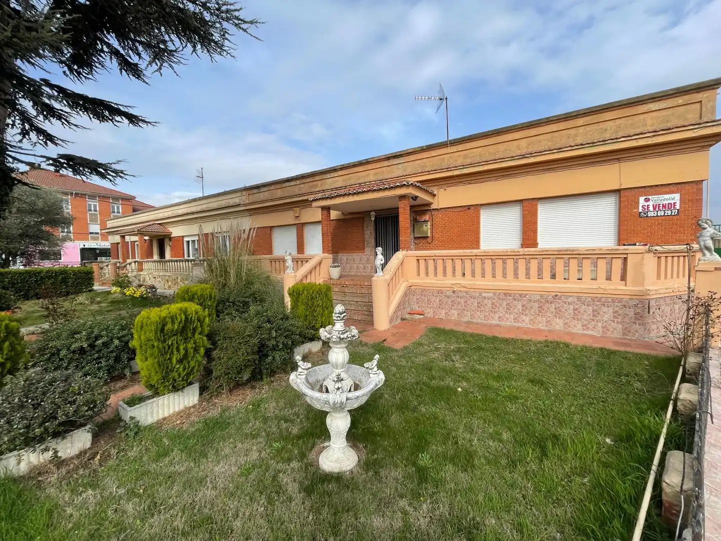 Vista exterior de Casa adosada en venda en Villamuriel de Cerrato amb Calefacció, Jardí privat i Terrassa